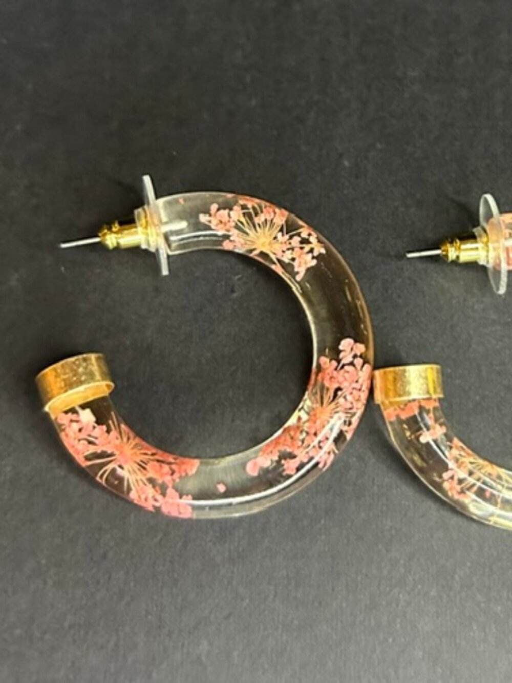 NWOT Clear Acrylic Floral Hoop Earrings Pink Pressed Flower Gold Tone